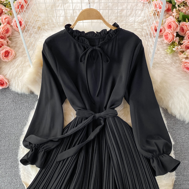 Robe plissée légère à taille fine et col montant 3242