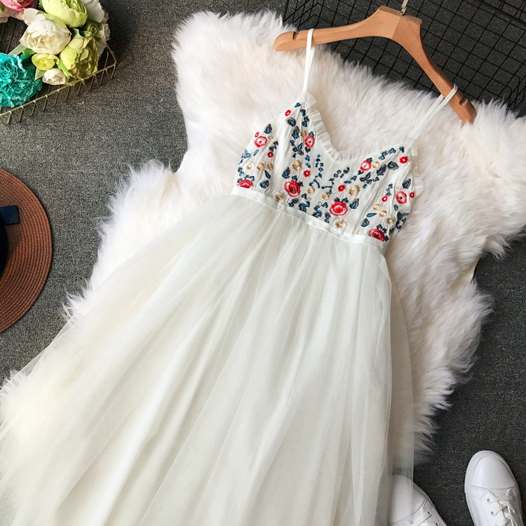 Robe bouffante taille haute en maille fine brodée de fleurs 3397
