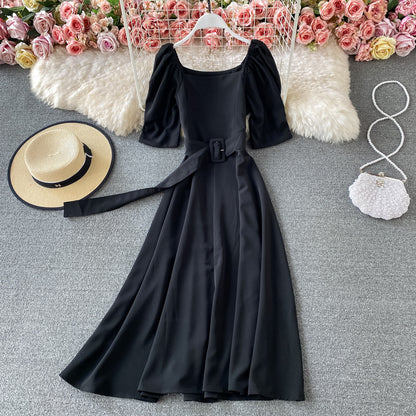 Robe moulante à col carré et manches bouffantes avec lacets à la taille et dos nu 3170