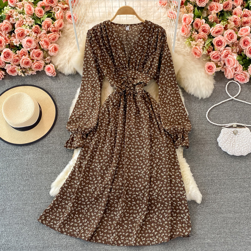 Robe fleurie plissée à taille haute, col en V, manches bouffantes 3363