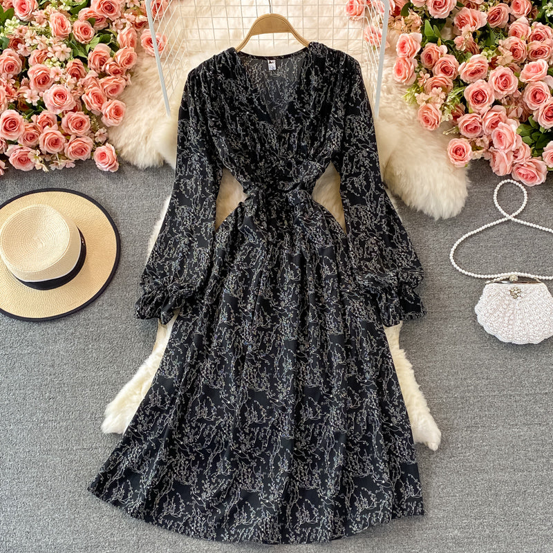 Robe fleurie plissée à taille haute, col en V, manches bouffantes 3363
