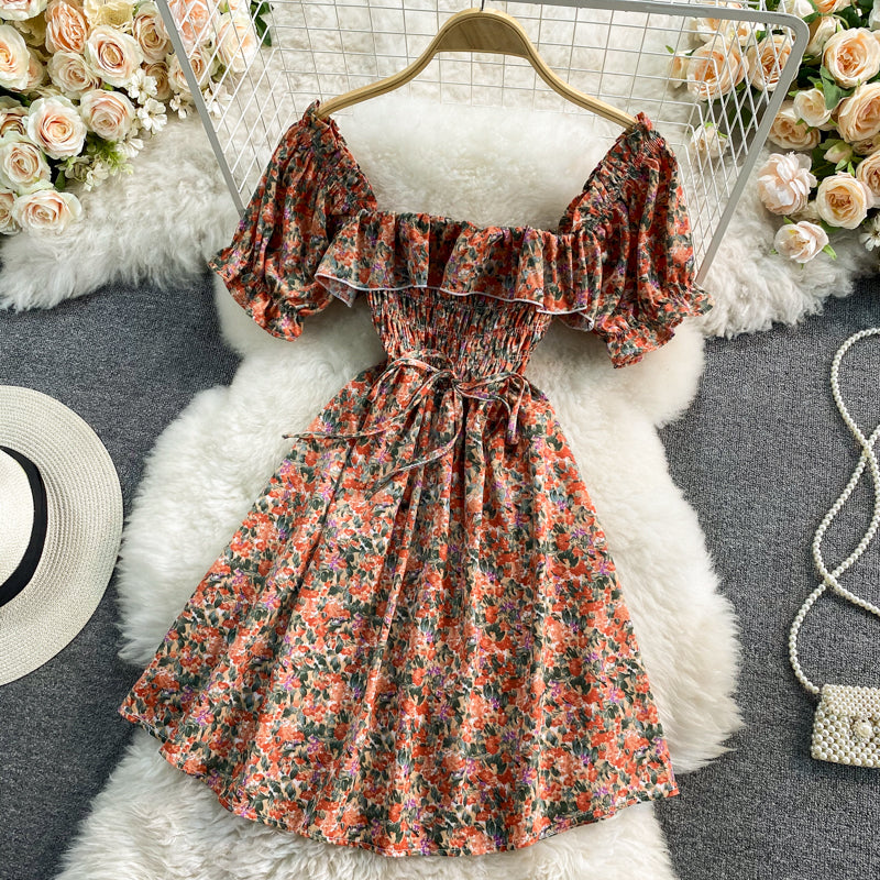 Robe fleurie à taille fine et col carré avec manches bouffantes 3317