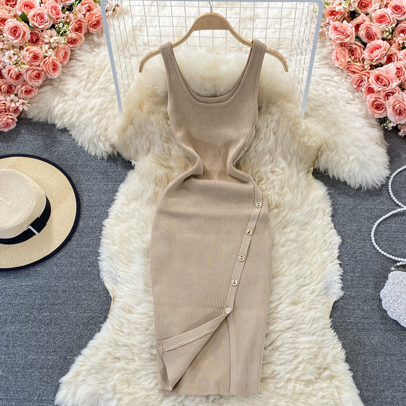 Robe à bretelles en tricot à taille étroite et boutonnage simple 2898