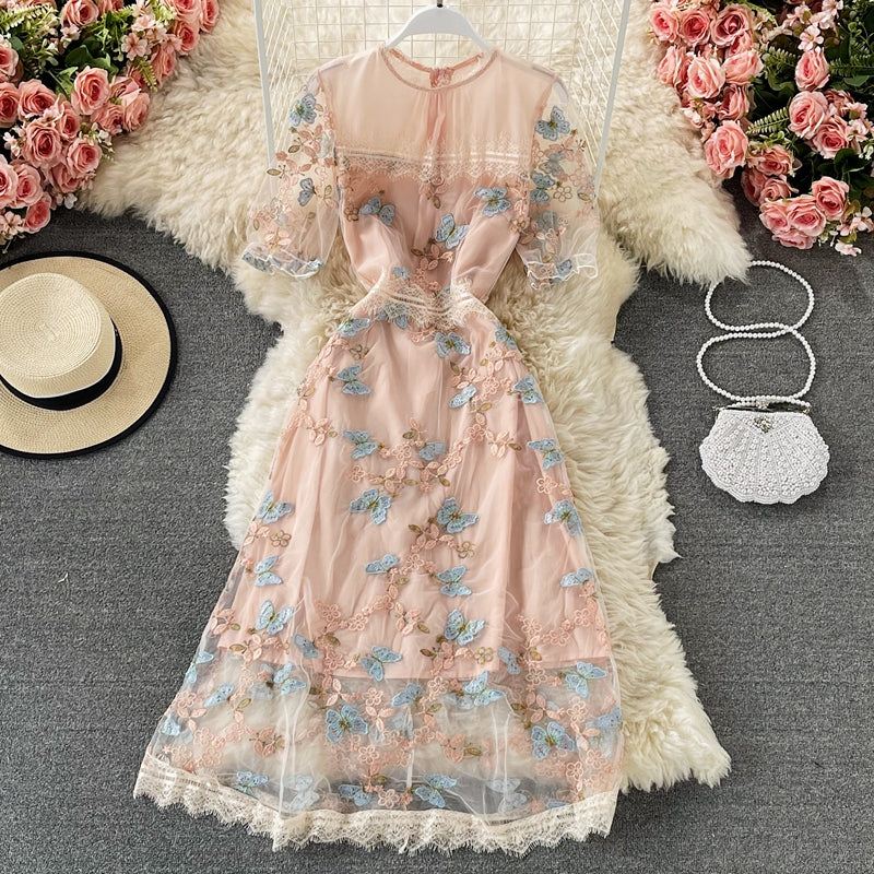 Robe moulante à manches courtes et col rond avec broderie papillon en maille 2968