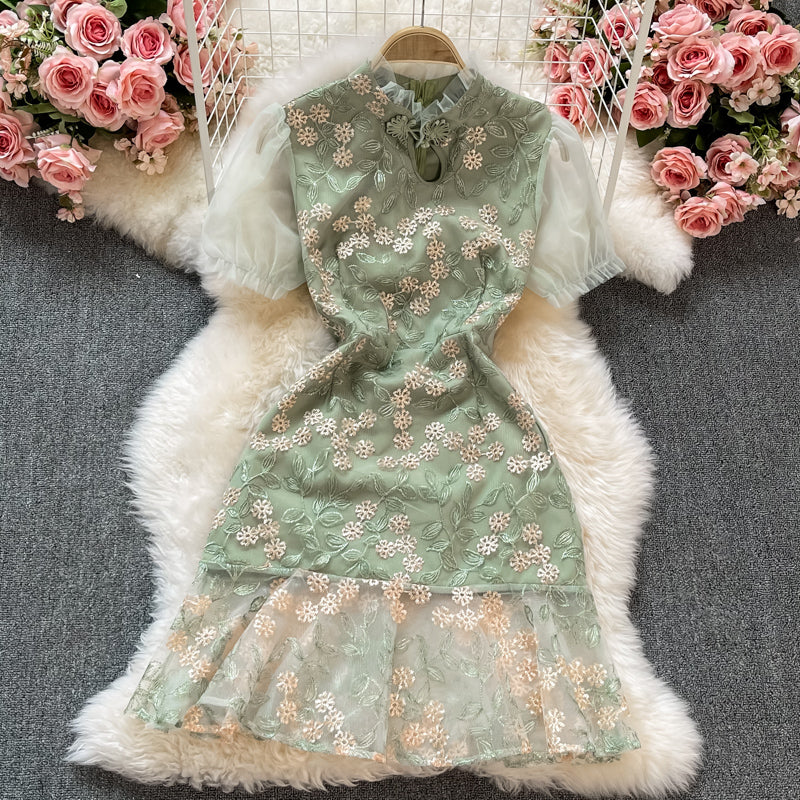 Robe à manches bouffantes avec col montant et broderie en dentelle douce 3323