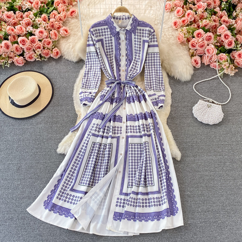 Robe simple boutonnage à revers et lacets à imprimé doux 3368