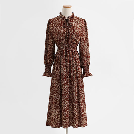 The new little man looks thin and covers his belly over his knees. Tea break dress  2279