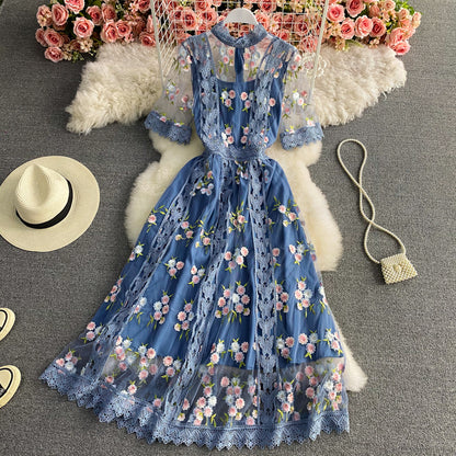 Tempérament : robe taille fine avec broderie en maille 2959