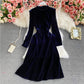 Burgunderfarbenes, schulterfreies Samtkleid in A-Linie mit Stehkragen 2934