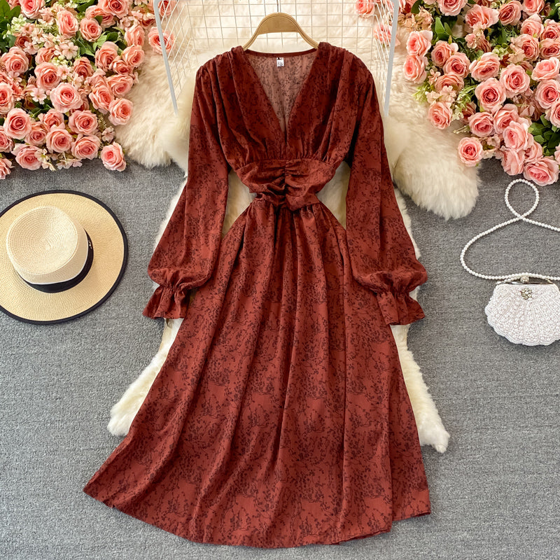 Robe fleurie plissée à taille haute, col en V, manches bouffantes 3363