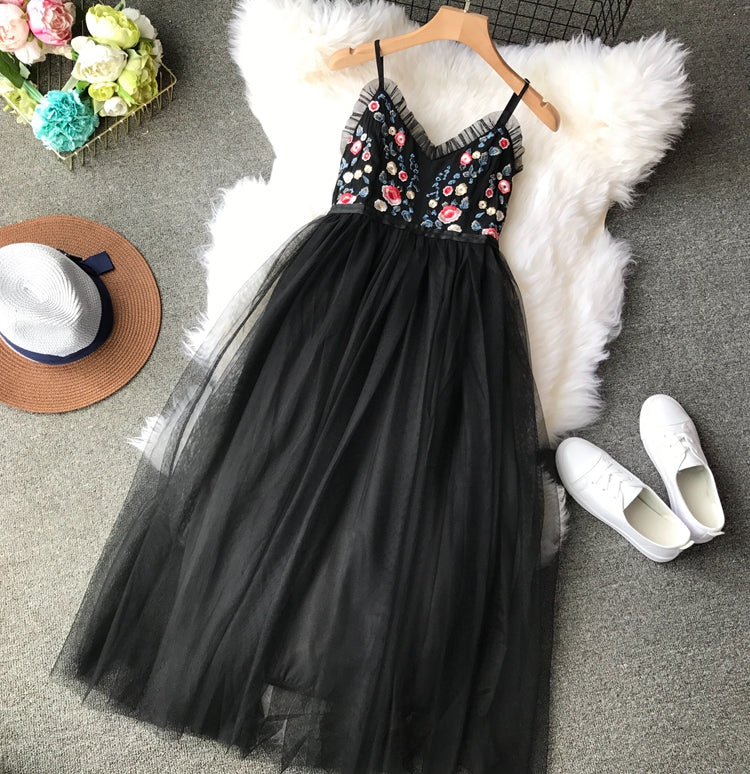 Robe bouffante taille haute en maille fine brodée de fleurs 3397
