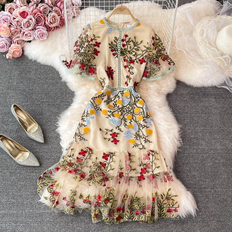Robe brodée à manches courtes en maille avec fermeture à la taille Gong Tingfeng 3199