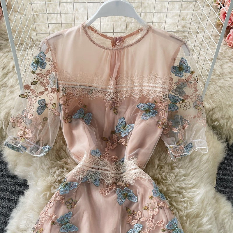 Robe moulante à manches courtes et col rond avec broderie papillon en maille 2968
