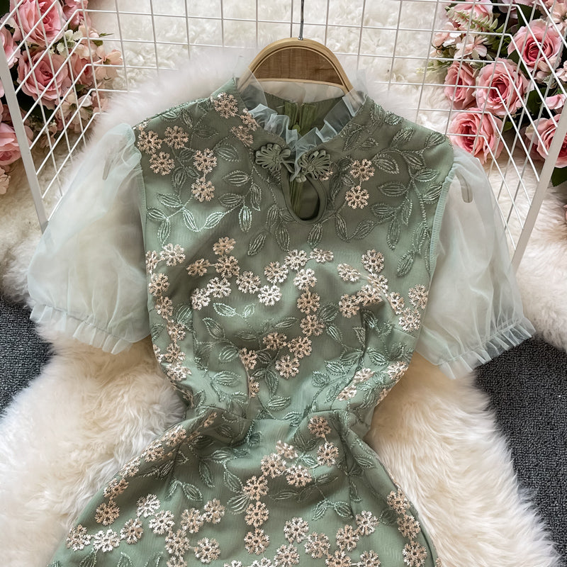 Robe à manches bouffantes avec col montant et broderie en dentelle douce 3323