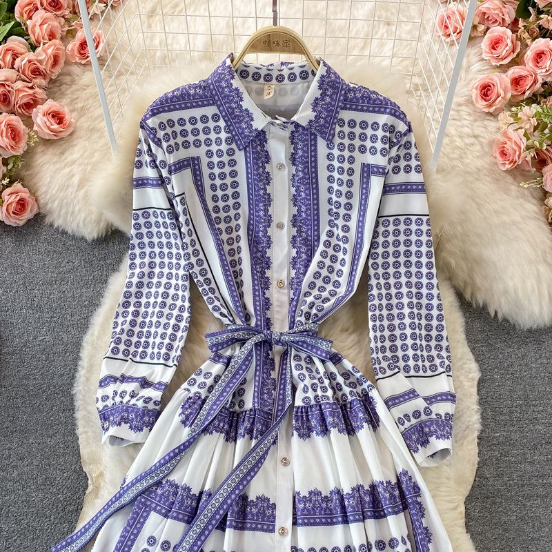 Robe simple boutonnage à revers et lacets à imprimé doux 3368
