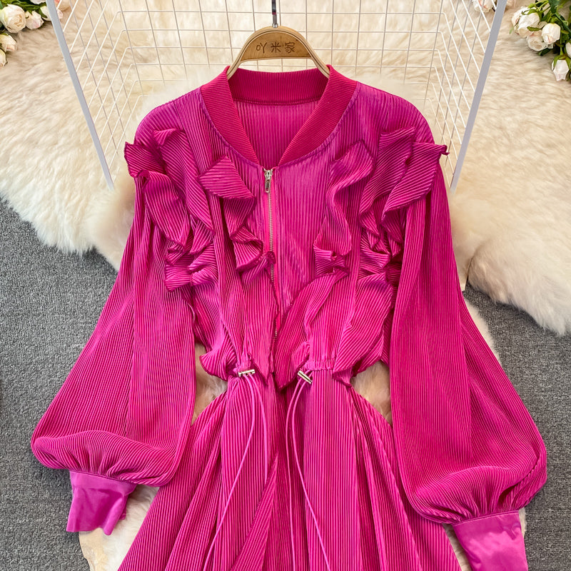 Robe plissée à volants fins avec manches bouffantes et fermeture à la taille 3386