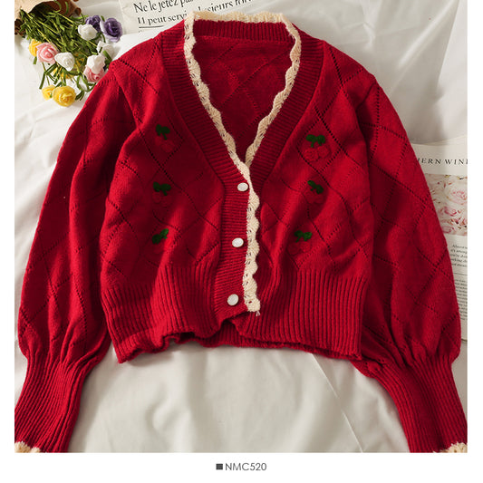 Pull à carreaux en losanges brodés de cerises et à bords ondulés 1748