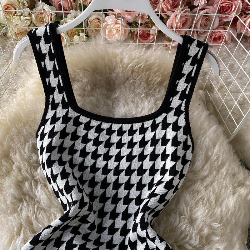 Robe vintage à col carré et à carreaux mille oiseaux en contraste noir et blanc 2793
