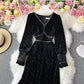 Robe noire vintage style Hepburn petite taille fermée en velours doré 2949