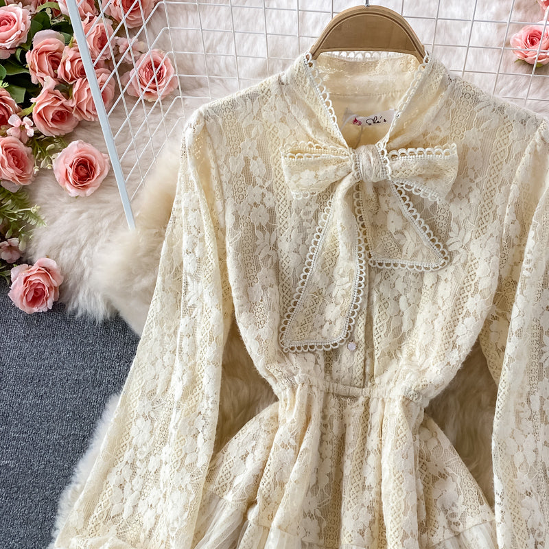 ROBE EN DENTELLE À NŒUD mi-longue et taille fine 3232