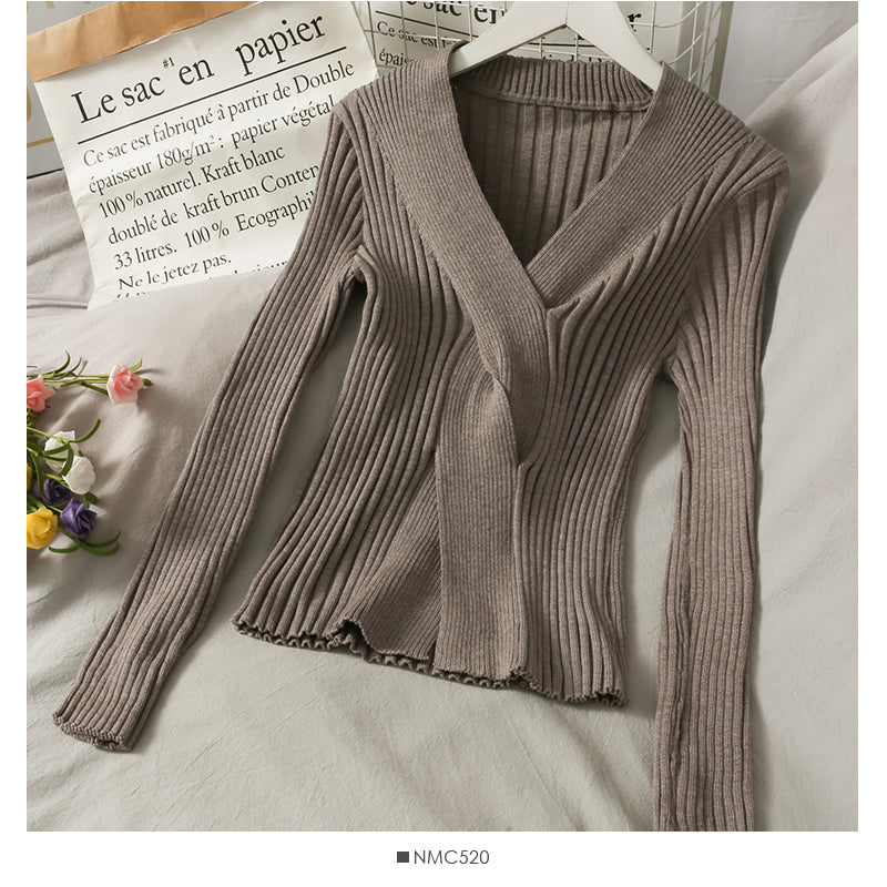 Tricot serré et ajusté à rayures verticales croisées et col en V 1879