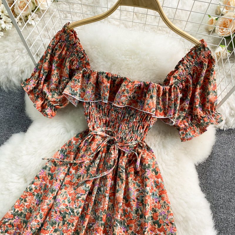 Robe fleurie à taille fine et col carré avec manches bouffantes 3053