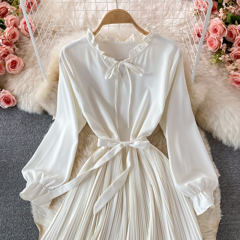 Robe plissée légère à taille fine et col montant 3242