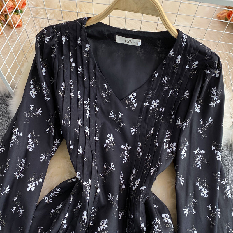 Robe fleurie à col en V et manches bouffantes Royal Sister 2993