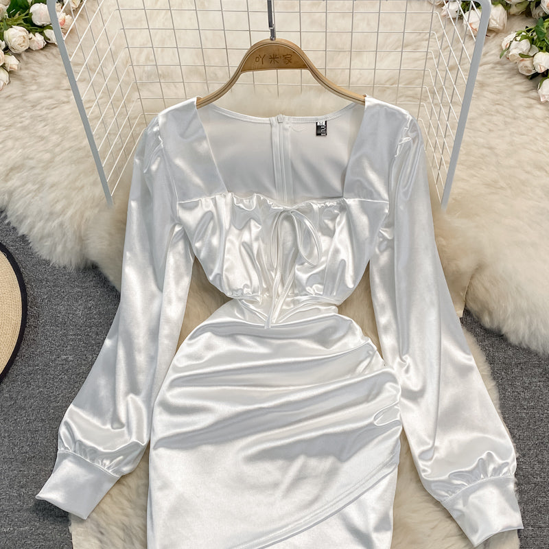 Azetat-Satinkleid mit plissierten Blasenärmeln und eckigem Ausschnitt Hüftwickelkleid 3023