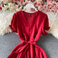 Robe rétro française rouge à col en V et manches bouffantes 3184