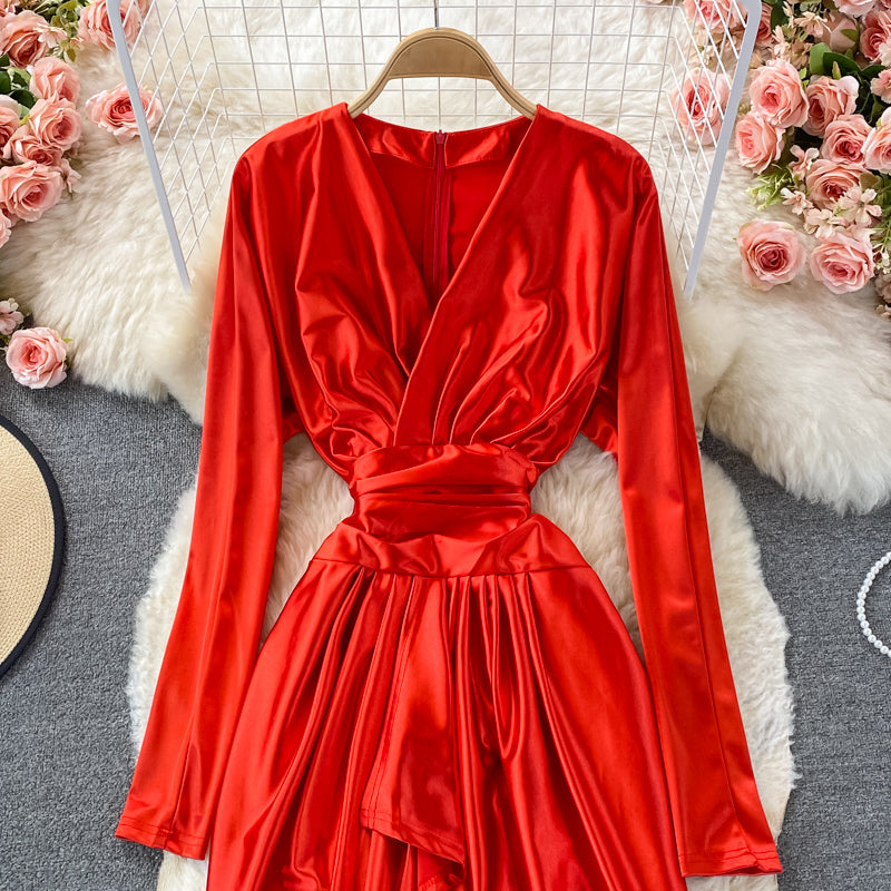 Robe taille haute en satin avec décolleté en V fin et irrégulier 3352