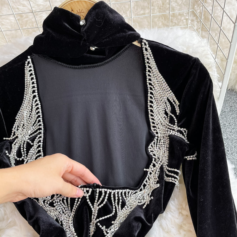 Aushöhlen rückenfreies eng anliegendes Gesäßkleid aus goldenem Samt mit hohem Ausschnitt 2845