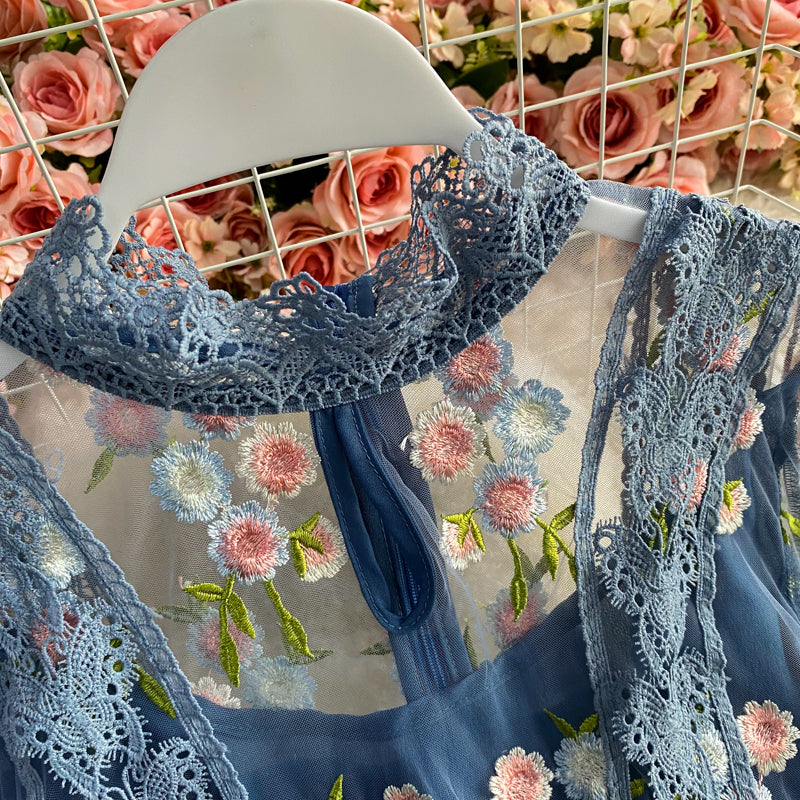 Tempérament : robe taille fine avec broderie en maille 2959