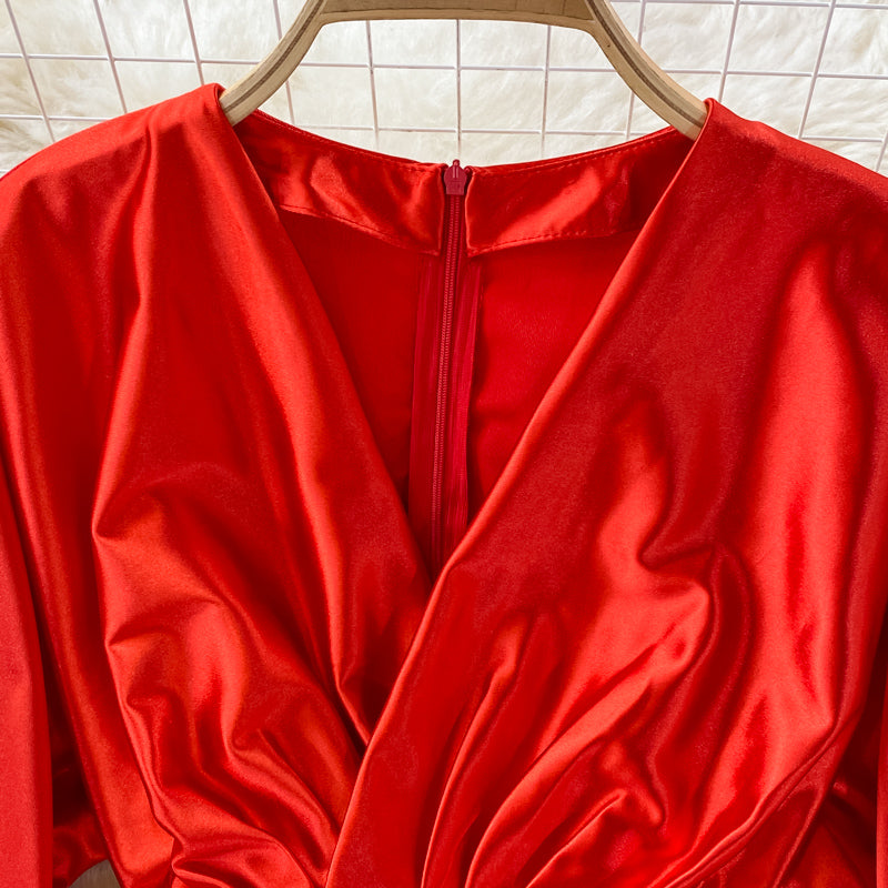 Robe taille haute en satin avec décolleté en V fin et irrégulier 3352
