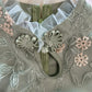 Robe à manches bouffantes avec col montant et broderie en dentelle douce 3323
