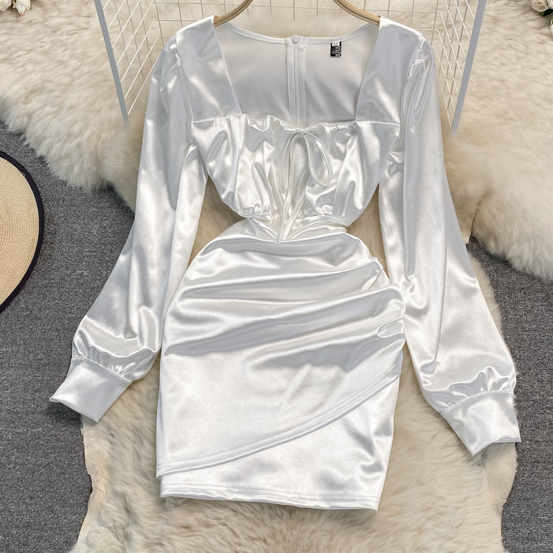Azetat-Satinkleid mit plissierten Blasenärmeln und eckigem Ausschnitt Hüftwickelkleid 3023