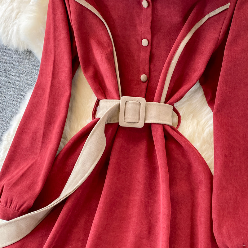 La ceinture à revers montre une robe en velours côtelé au tempérament fin 3389