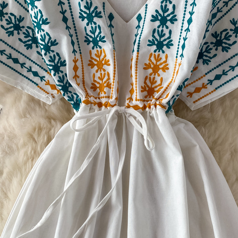 Robe en coton et lin brodée à col en V 3078