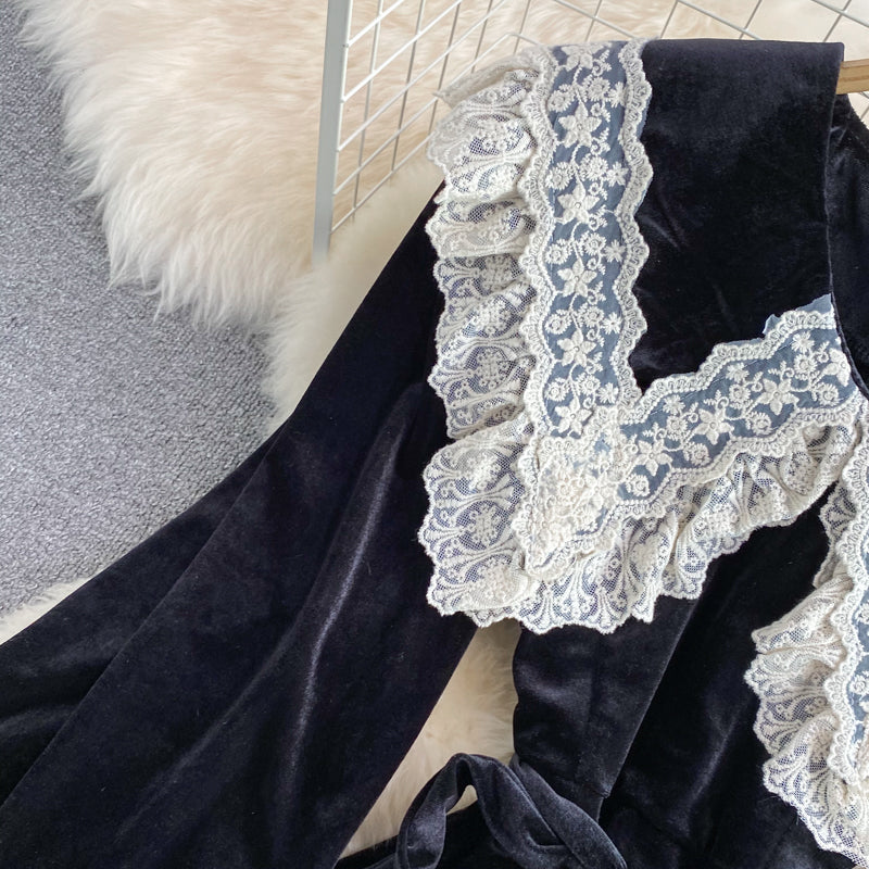 Robe en velours à col poupée et revers en dentelle 2861