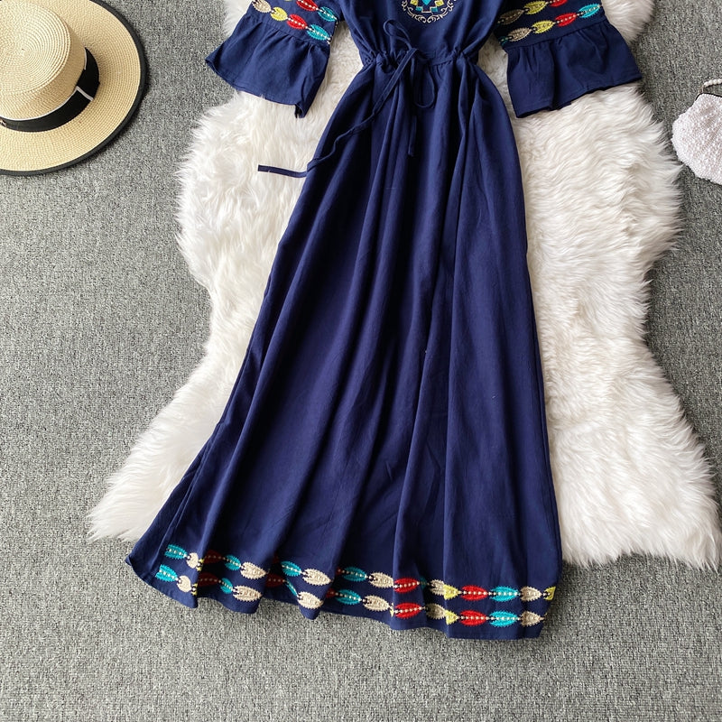 Robe de vacances ample en coton chanvre à manches trompettes brodées et col en V 2948