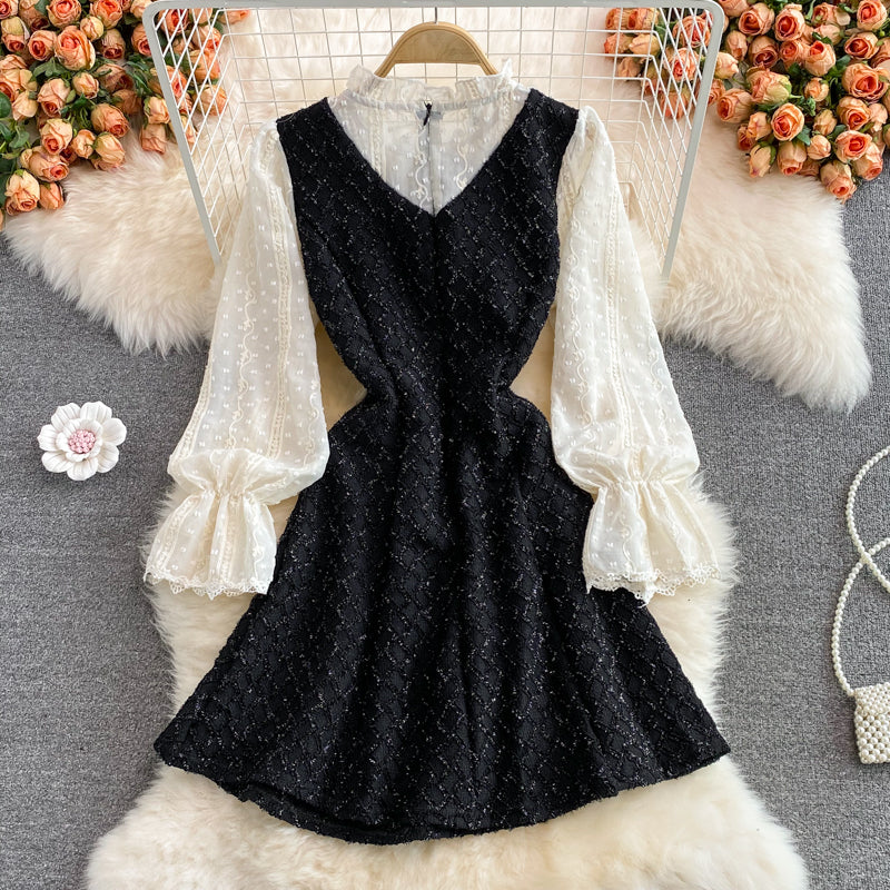 Robe en tweed à volants avec col montant et coutures en dentelle vieillie douce 2919