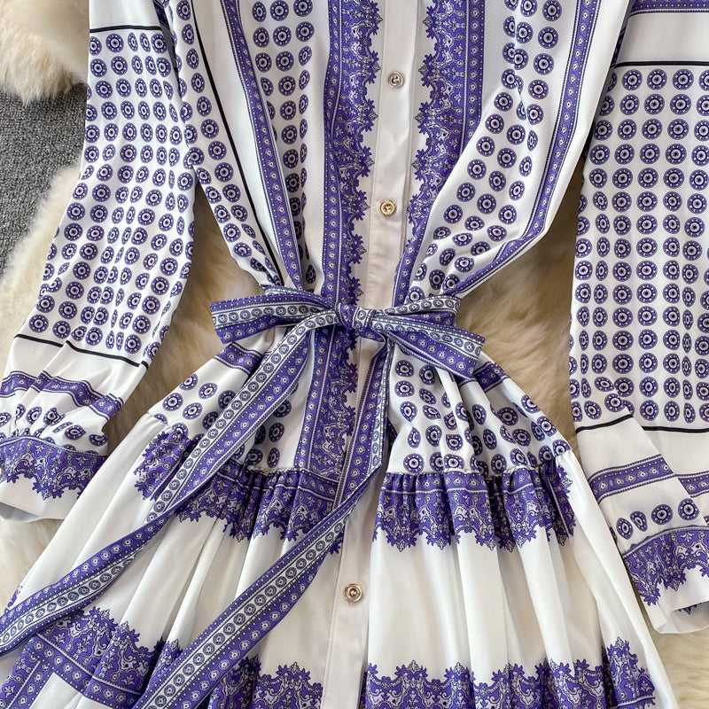 Robe simple boutonnage à revers et lacets à imprimé doux 3368