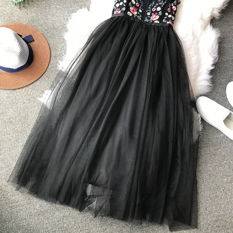 Robe bouffante taille haute en maille fine brodée de fleurs 3397