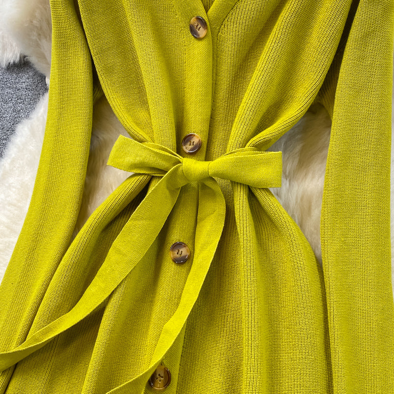 Robe en tricot à col en V de style doux, jupe pull fine et tempérament 3379