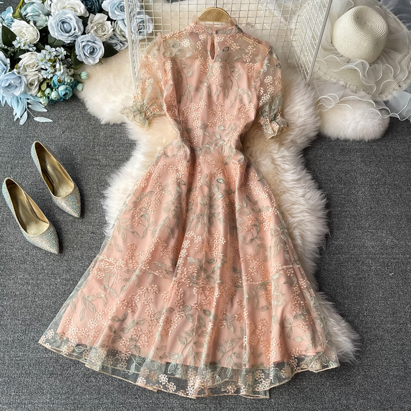 Robe à col montant avec broderies en dentelle de tempérament 3319