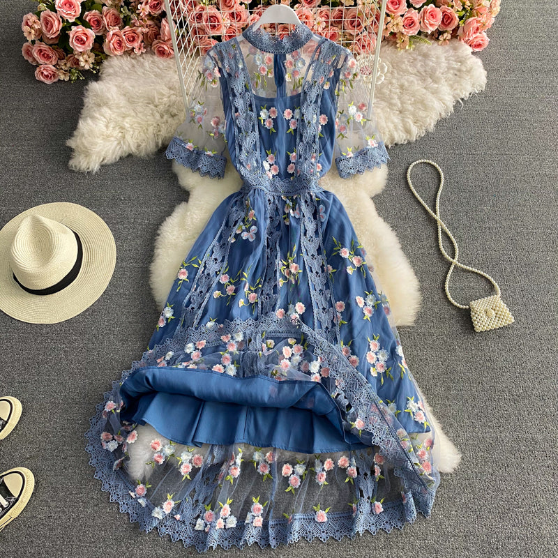 Tempérament : robe taille fine avec broderie en maille 2959