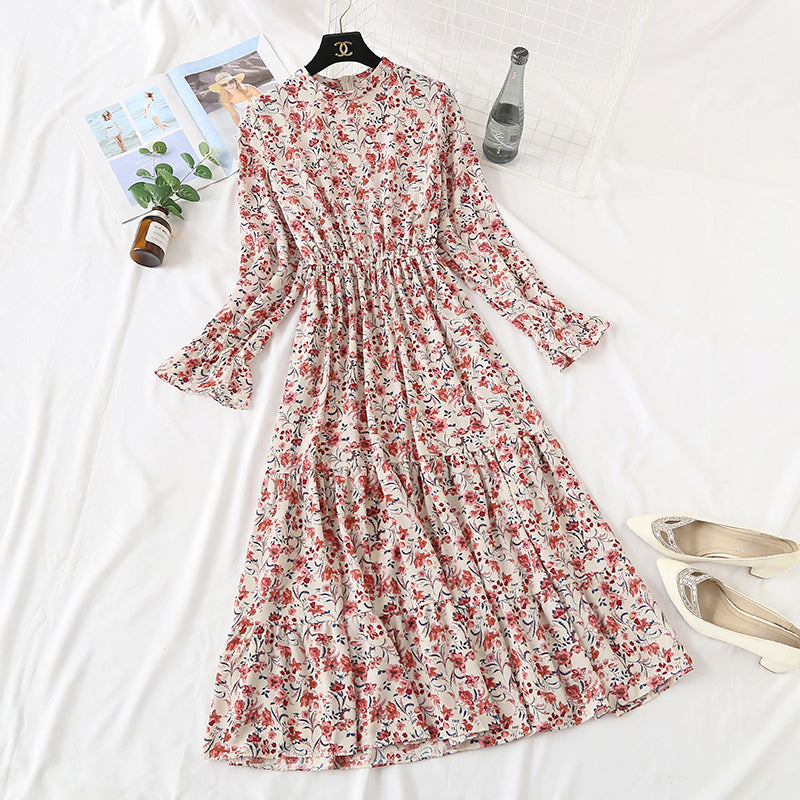 Ein langer Retro-Rock der französischen Minderheit mit einem großen Kleid und einer Fee 2477
