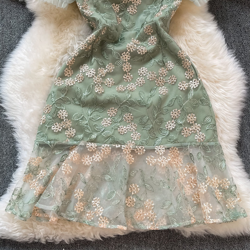 Robe à manches bouffantes avec col montant et broderie en dentelle douce 3323