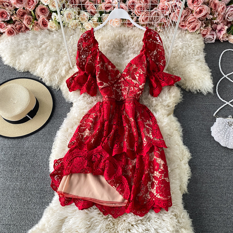 Robe moulante en dentelle découpée 3430