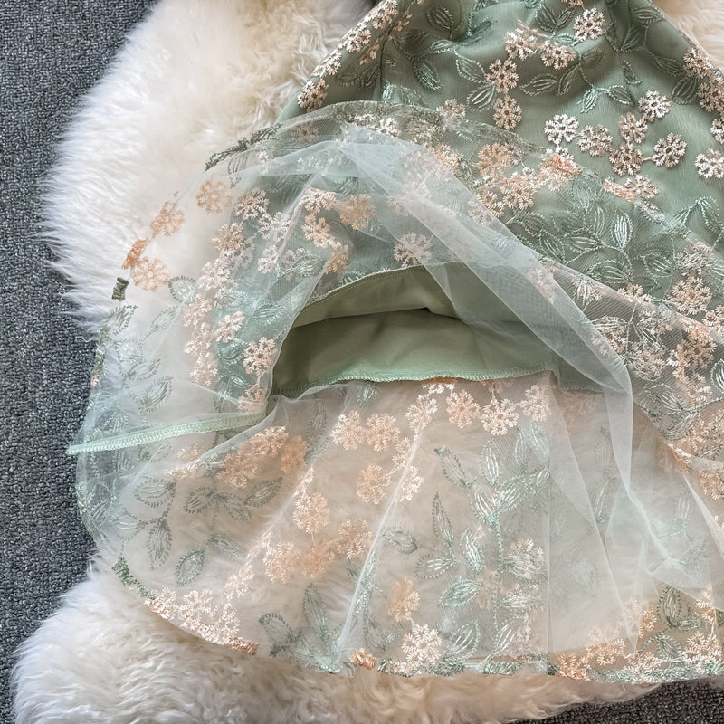 Robe à manches bouffantes avec col montant et broderie en dentelle douce 3323